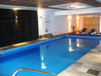 logis hotel restaurant aux trois roses