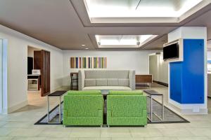 Holiday Inn Express Kamloops By Ihg,British Columbia>>Kamloops,3 star