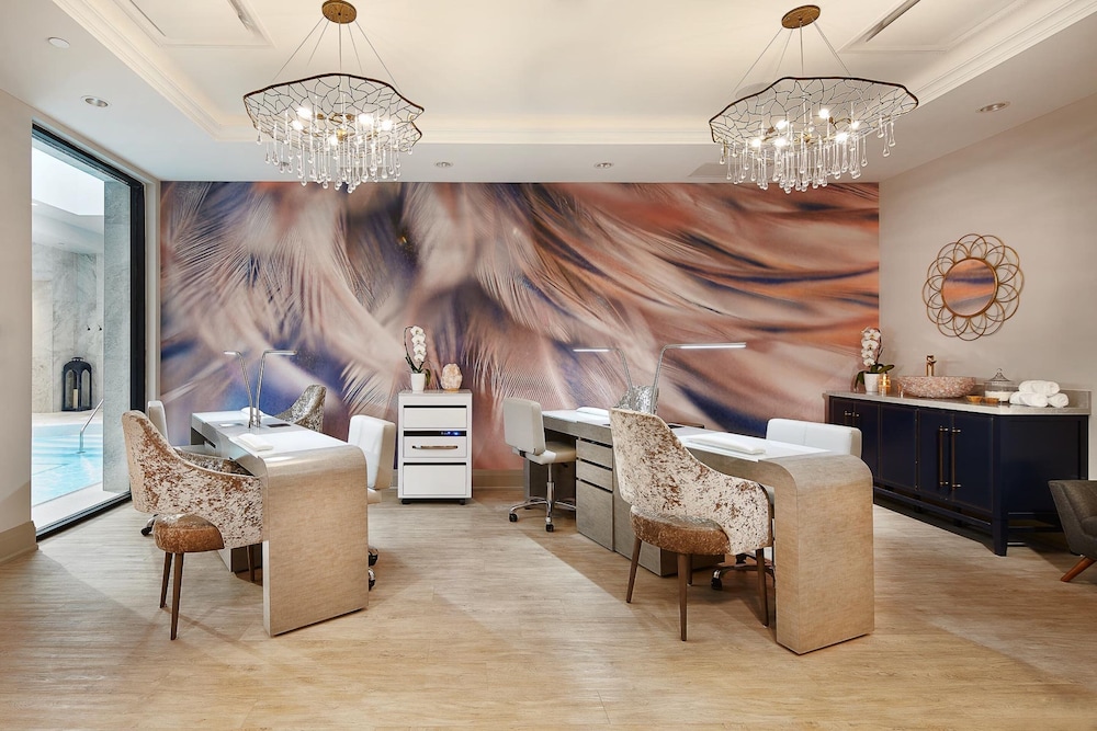 124 on queen hotel and spa