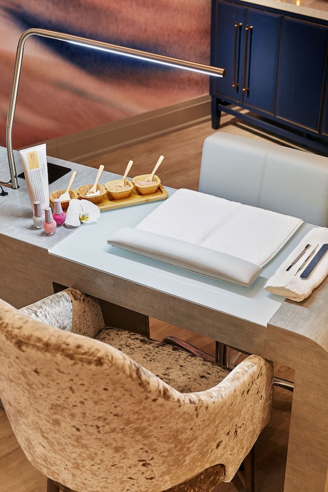 124 on queen hotel and spa