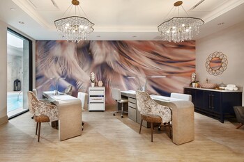 124 on queen hotel and spa