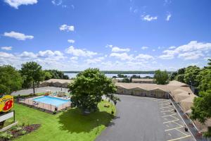Super 8 By Wyndham Brockville,Elizabethtown-Kitley>>Brockville,2 star
