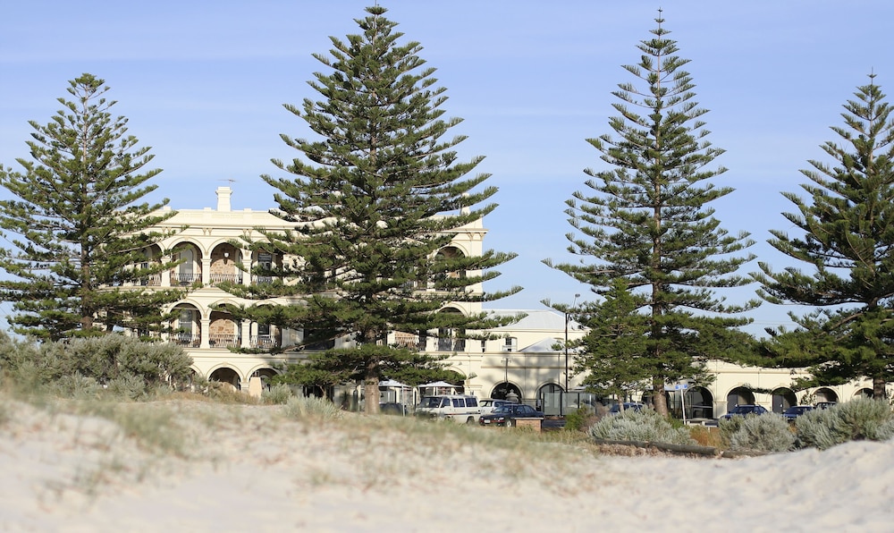 largs pier hotel motel