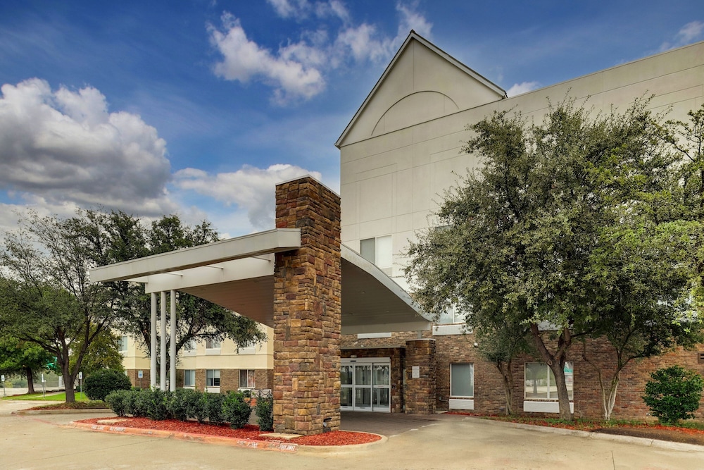 fairfield inn and suites dallas las colinas