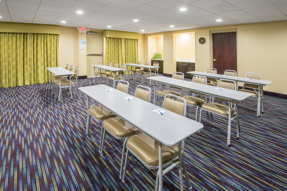 holiday inn express and suites ashland by ihg