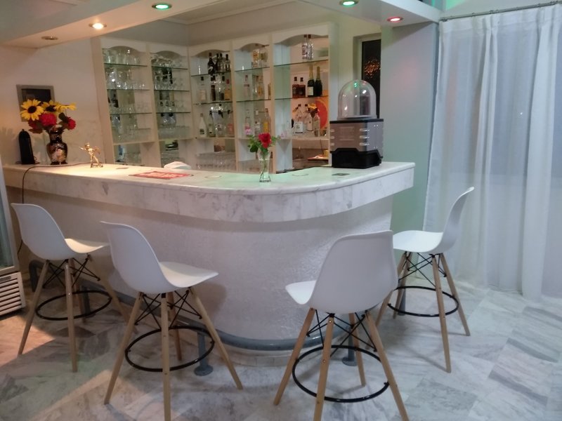 leonidas hotel and studios