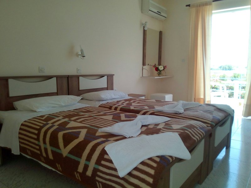 leonidas hotel and studios