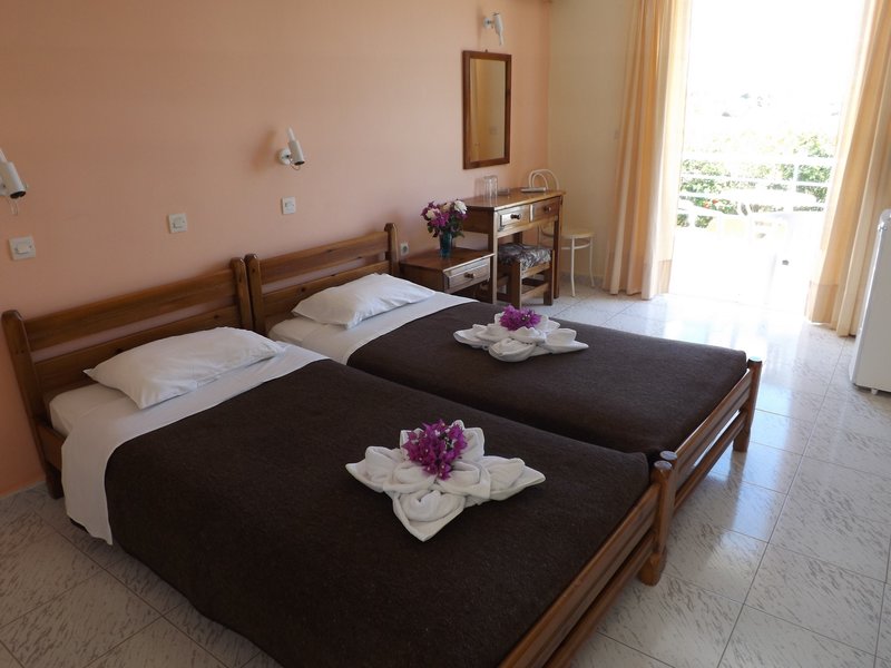 leonidas hotel and studios