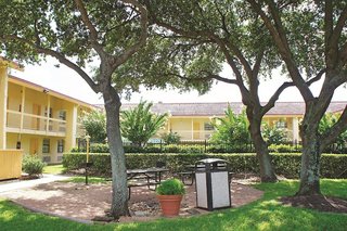 Baymont By Wyndham Houston La Porte,La Porte>>Downtown Houston,3 star