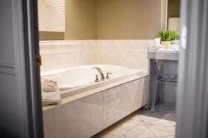 Ramada By Wyndham Cornwall,St Andrews West>>Cornwall,3 star