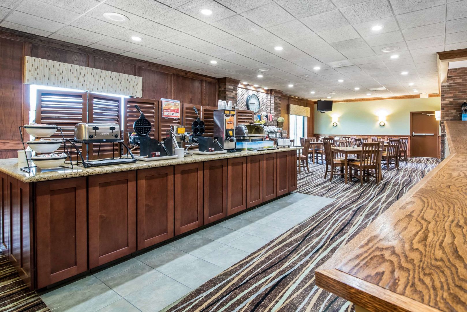 clarion inn and suites university area