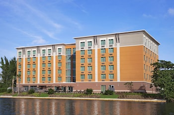 holiday inn express miami airport blue lagoon area by ihg