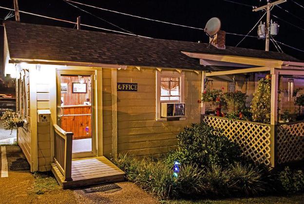 half moon motel and cottages