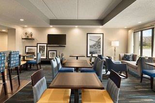 hampton inn appleton fox river mall area