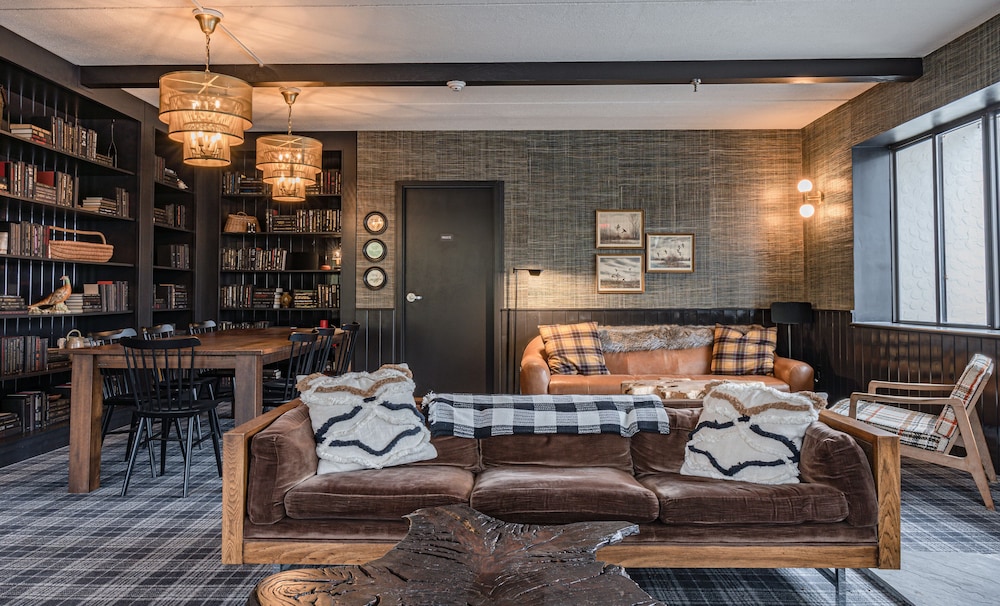 hunter lodge a bluebird by lark