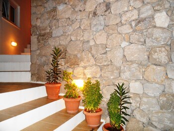 livanios studios