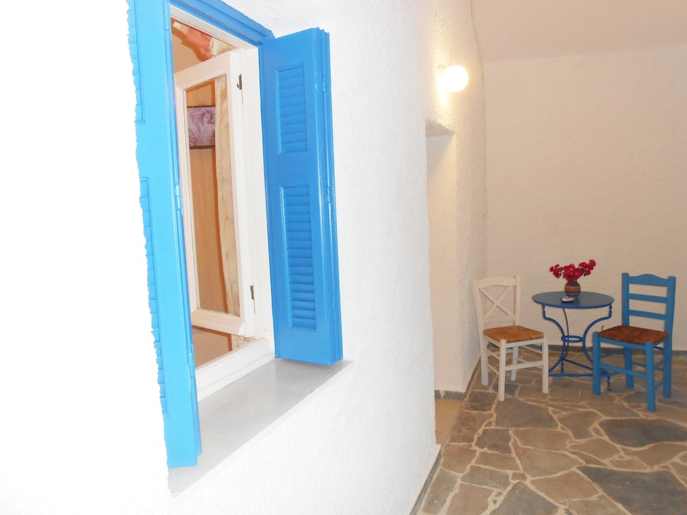 livanios studios