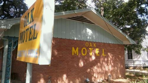The Oak Motel,Columbus>>Austin,2.5 star
