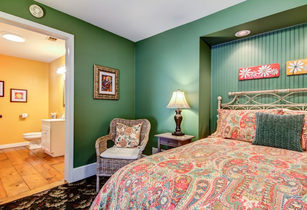 Twin Oaks Inn,Holland>>Allegan,4 star