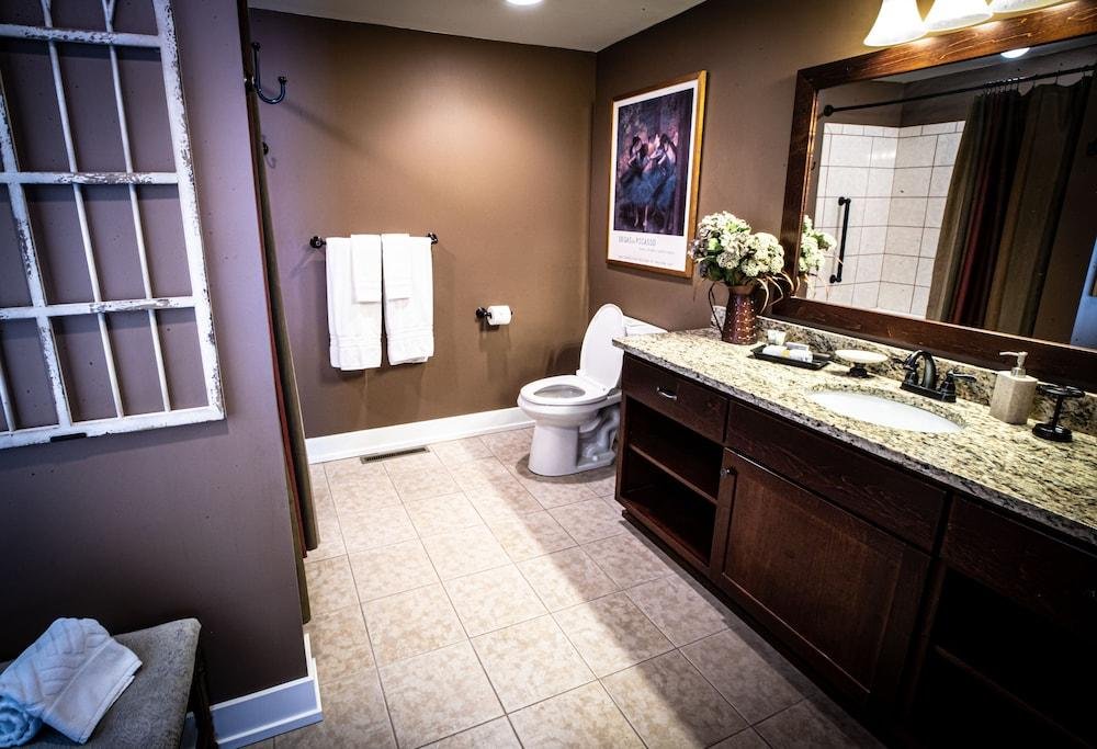 Twin Oaks Inn,Holland>>Allegan,4 star