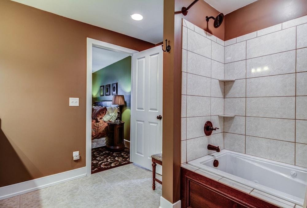 Twin Oaks Inn,Holland>>Allegan,4 star