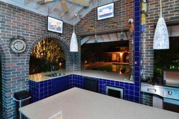 far view a bed and breakfast estate