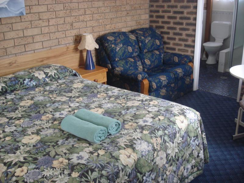 settlers motor inn