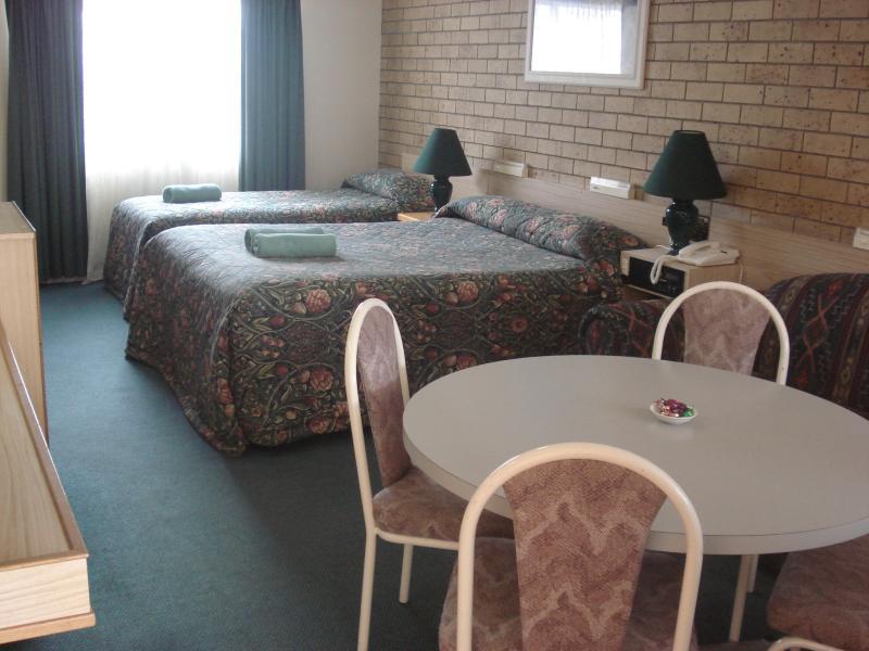 settlers motor inn