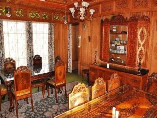 persian group of houseboats