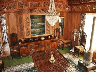 persian group of houseboats