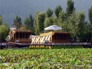 persian group of houseboats