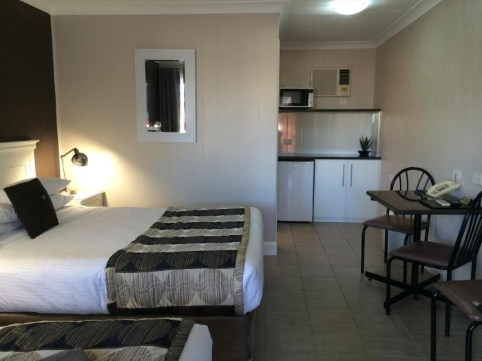country leisure motor inn