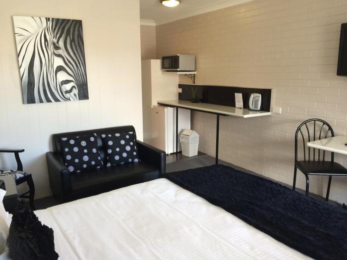 country leisure motor inn