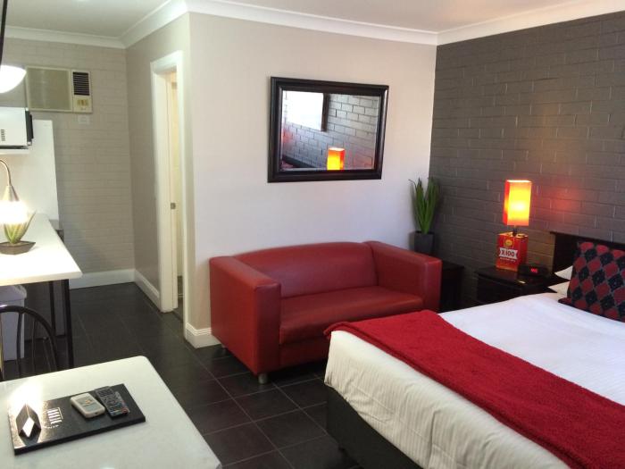 country leisure motor inn