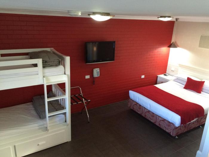 country leisure motor inn