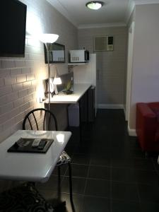 country leisure motor inn