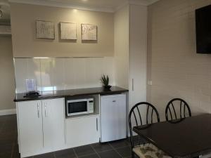 country leisure motor inn
