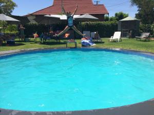 country leisure motor inn