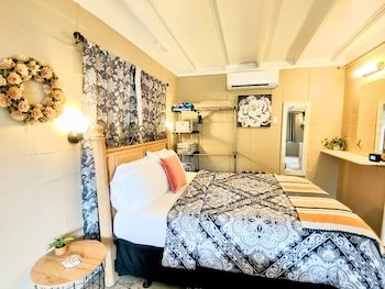 Edgewater Resort,,2 star