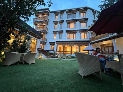 the pangong hotel