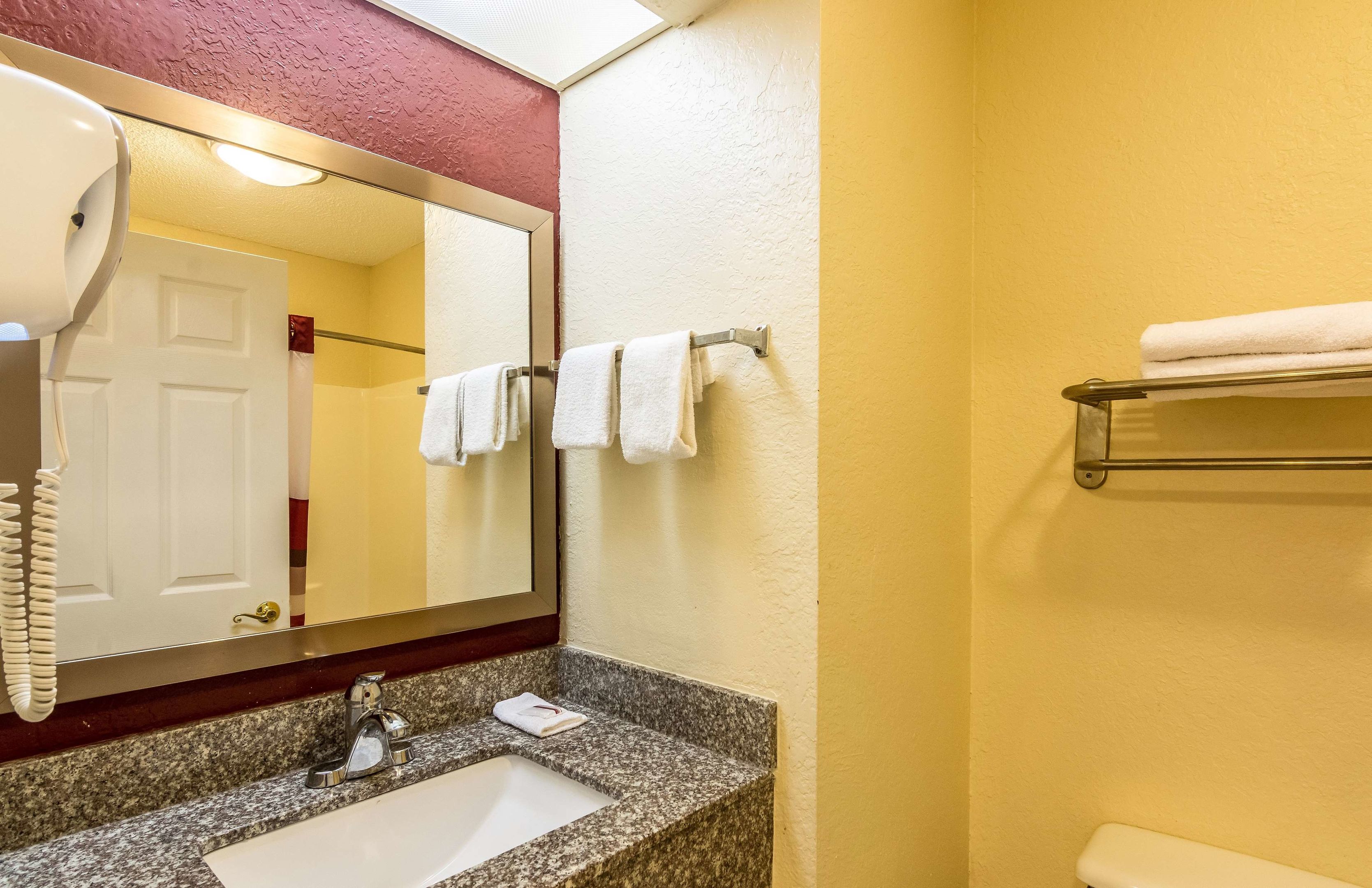 red roof inn and suites pensacola nas corry