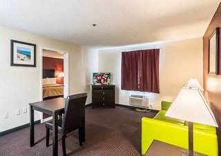 red roof inn and suites pensacola nas corry