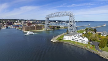 south pier inn