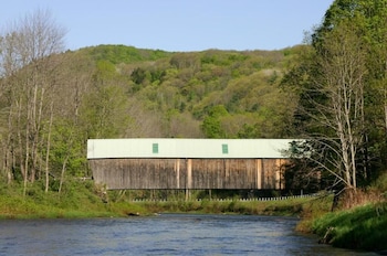 the lincoln inn and restaurant at the covered bridge