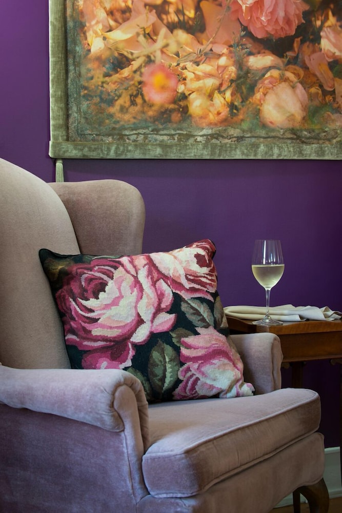 the lincoln inn and restaurant at the covered bridge