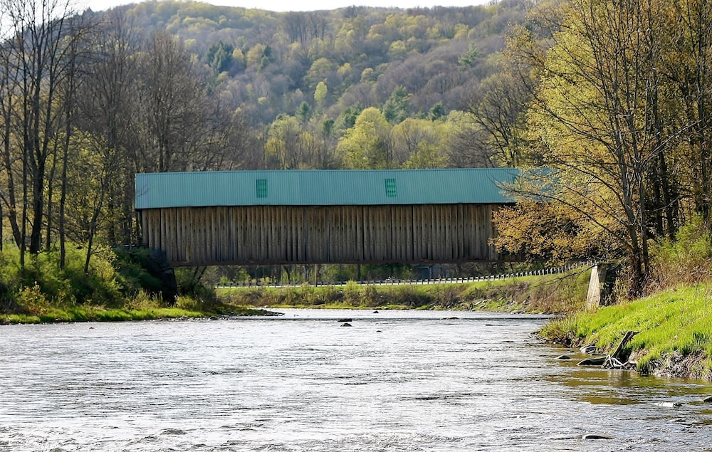 the lincoln inn and restaurant at the covered bridge