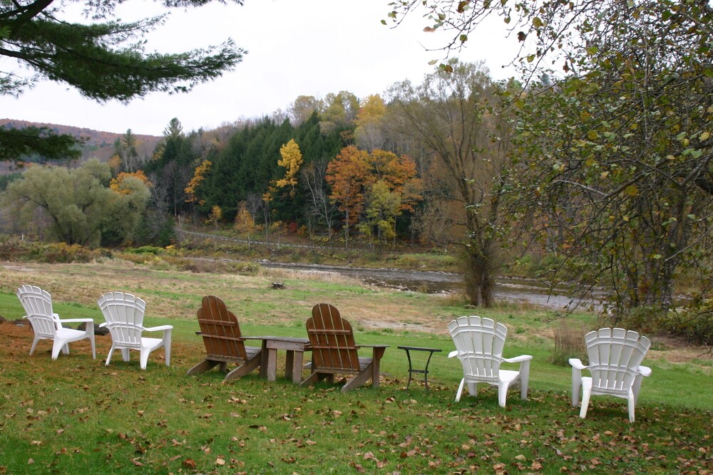 the lincoln inn and restaurant at the covered bridge