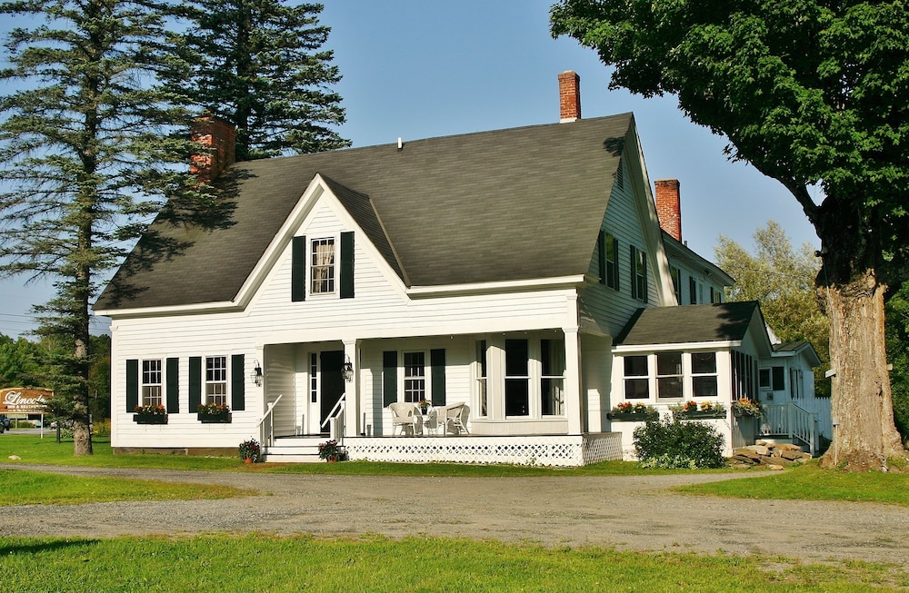 the lincoln inn and restaurant at the covered bridge