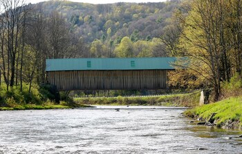 the lincoln inn and restaurant at the covered bridge