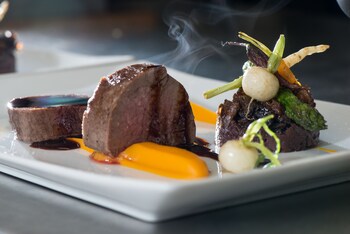 the lincoln inn and restaurant at the covered bridge